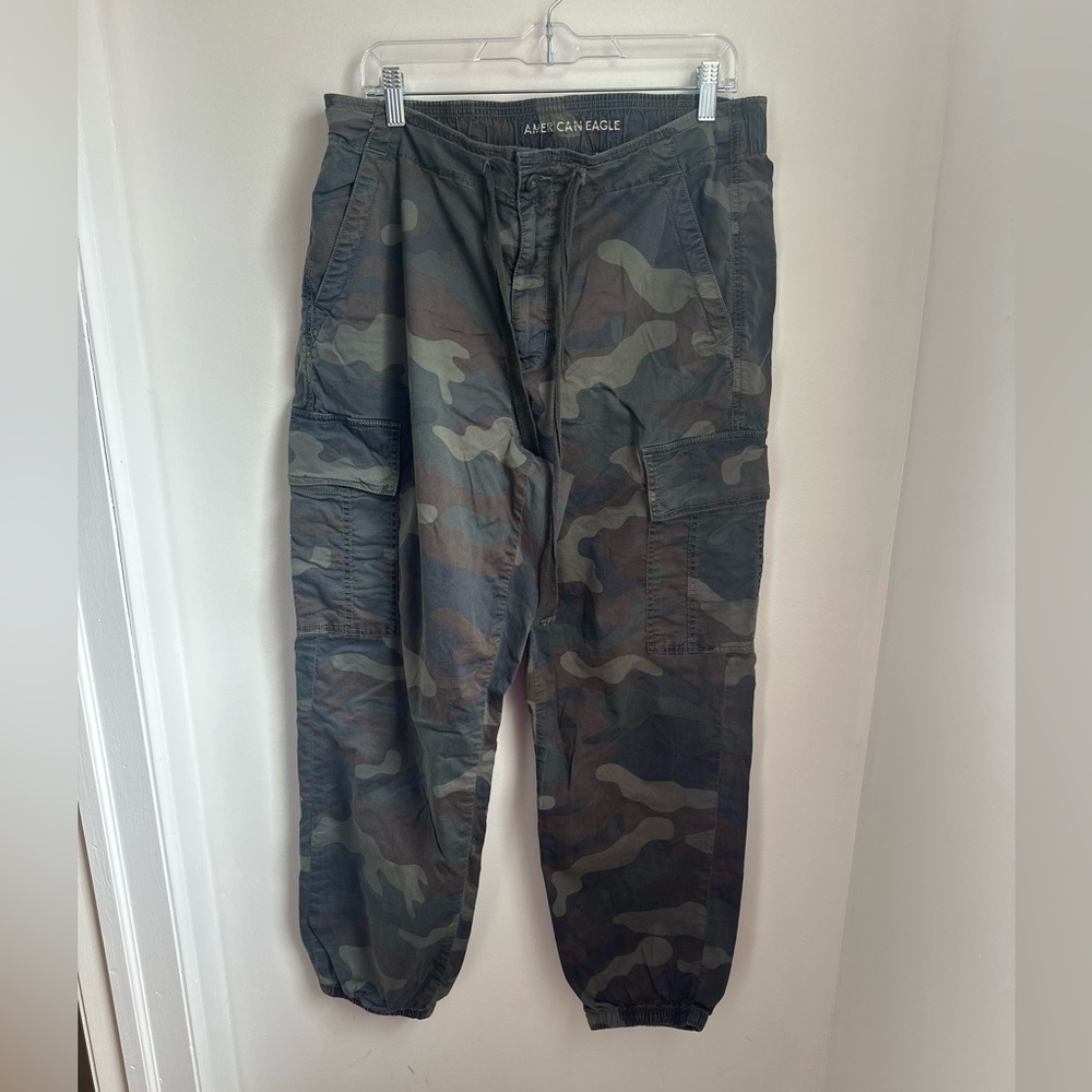 American Eagle Outfitters women’s  Green Camo Cargo Pants jogger style